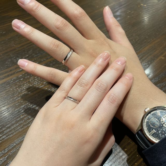 【TANZO.(鍛造指輪)の口コミ】 TANZO.オリジナルのコーラルゴールドの指輪に、山谷のエッジを入れ、片側…