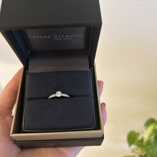【ラザール ダイヤモンド(LAZARE DIAMOND)の口コミ】 クラシカルでフェミニンな印象で、派手すぎない王道デザインです。メレダ…