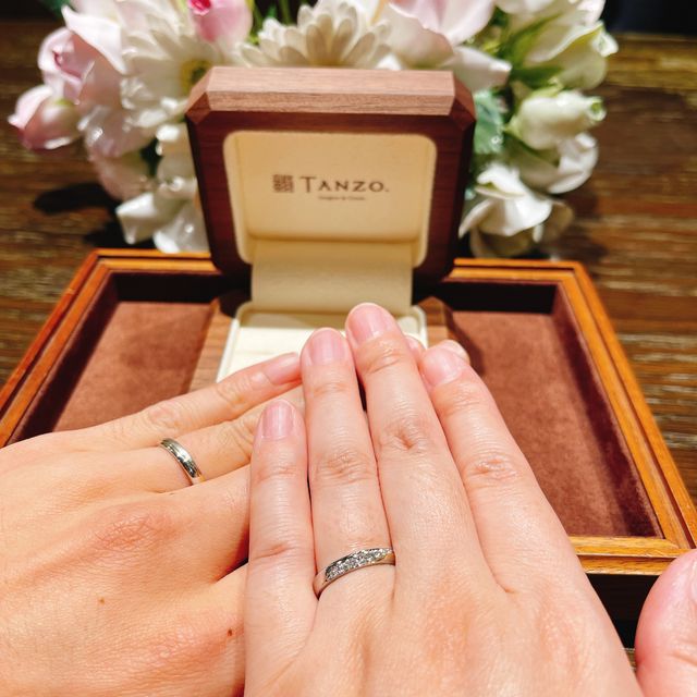 【TANZO.(鍛造指輪)の口コミ】 真ん中にダイヤを多めに使用して、1本グリーンゴールドラインを入れ、ダイ…