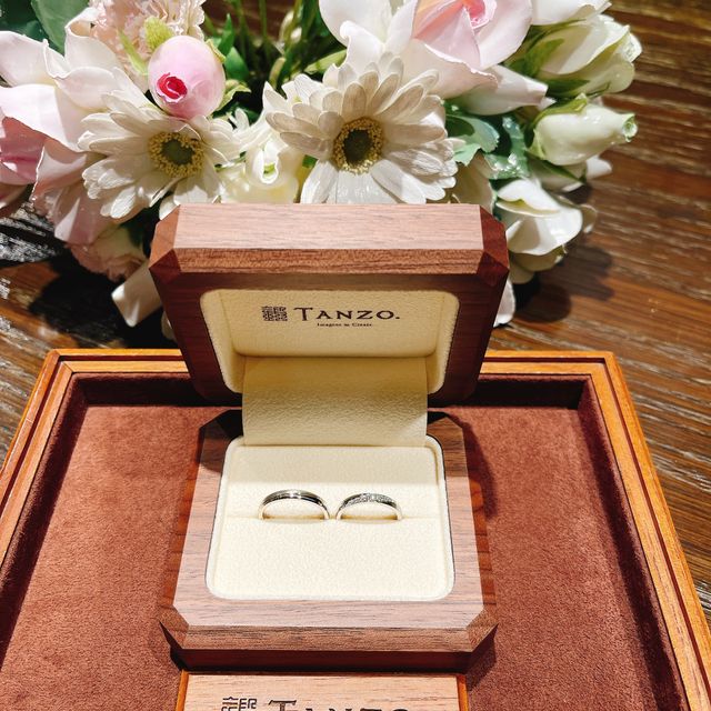 【TANZO.(鍛造指輪)の口コミ】 真ん中にダイヤを多めに使用して、1本グリーンゴールドラインを入れ、ダイ…