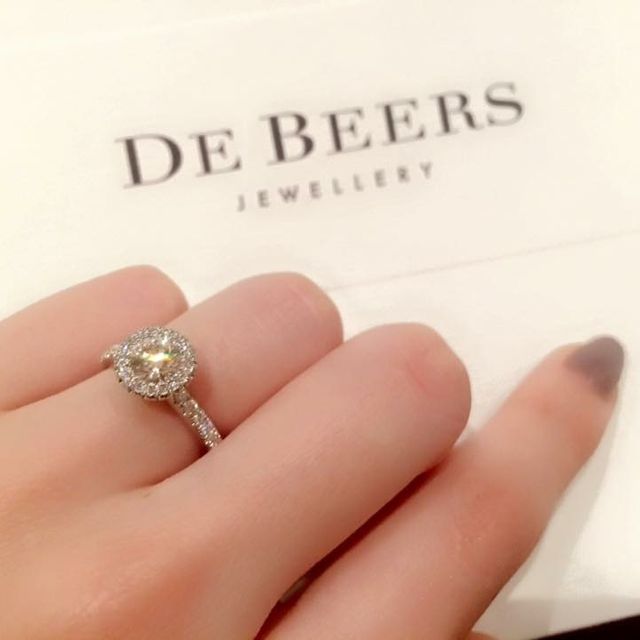 【デビアス(DE BEERS)の口コミ】 主人がダイヤモンドといえばデビアスということで伺いました。
何種類かは…