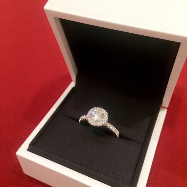 【デビアス(DE BEERS)の口コミ】 主人がダイヤモンドといえばデビアスということで伺いました。
何種類かは…