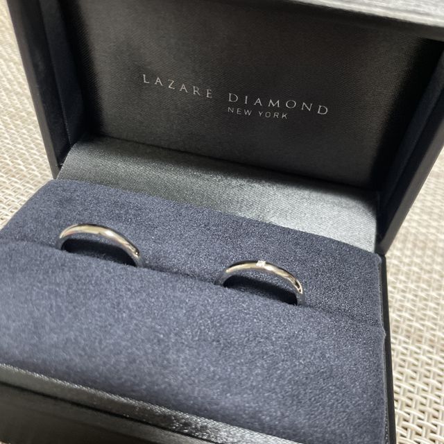 【ラザール ダイヤモンド(LAZARE DIAMOND)の口コミ】 シンプルかつすごく付け心地がいいです。
ダイヤは一見小さいですが、婚約…