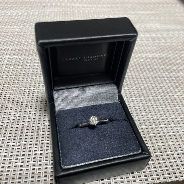 【ラザール ダイヤモンド(LAZARE DIAMOND)の口コミ】 とにかくダイヤモンドがすごく綺麗です。
七色に光る特別感が魅力的です。…