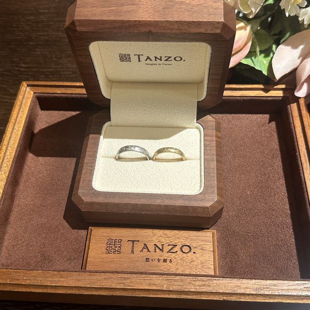 【TANZO.(鍛造指輪)の口コミ】 色はそれぞれ違うけれど、同じ加工を施すことでしっかりとペア感が出てい…