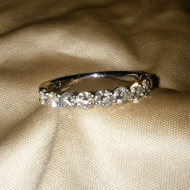 【4℃ BRIDAL(ヨンドシーブライダル)の口コミ】 ハーフエタニティーはサイズ直しにも対応しており、手のひら側の当たりも…