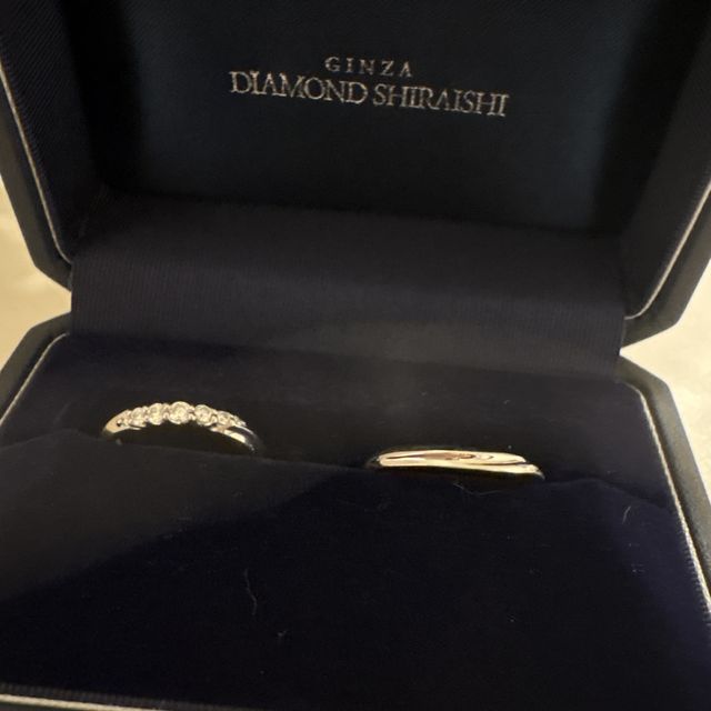 【銀座ダイヤモンドシライシの口コミ】 6つのダイヤが悩んでて、シンプルかつゴージャスなデザインでお気に入りで…