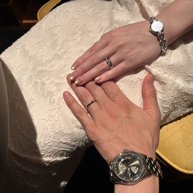 【ラザール ダイヤモンド(LAZARE DIAMOND)の口コミ】 デザインに大満足です。真ん中のダイヤモンドを周囲の小さなダイヤモンド…