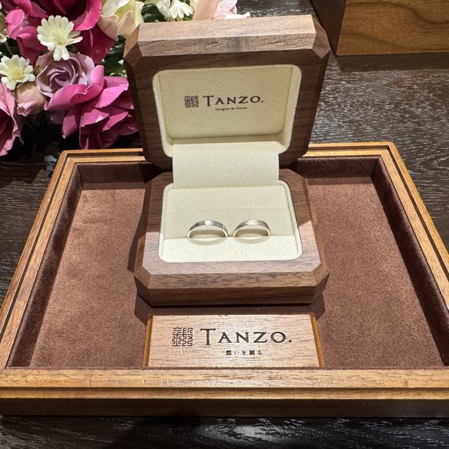 【TANZO.(鍛造指輪)の口コミ】 荒い梨地と斜めのラインで、光が入るとストーンがなくても煌めくデザイン…