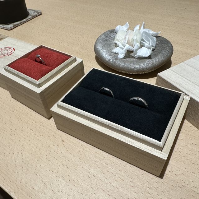 【出雲結(いずもゆい)の口コミ】 出雲結の指輪は、シンプルながらも上品なデザインで、指に自然に馴染むと…