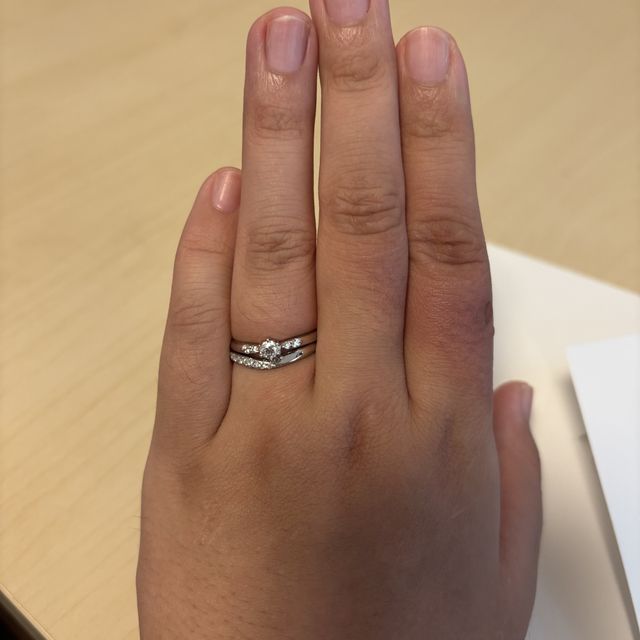 【ラザール ダイヤモンド(LAZARE DIAMOND)の口コミ】 婚約指輪:ドリルトン
中央のダイヤモンドと両サイドのメレダイヤによりシ…