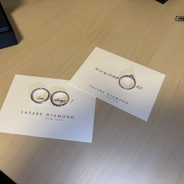 【ラザール ダイヤモンド(LAZARE DIAMOND)の口コミ】 婚約指輪:ドリルトン
中央のダイヤモンドと両サイドのメレダイヤによりシ…