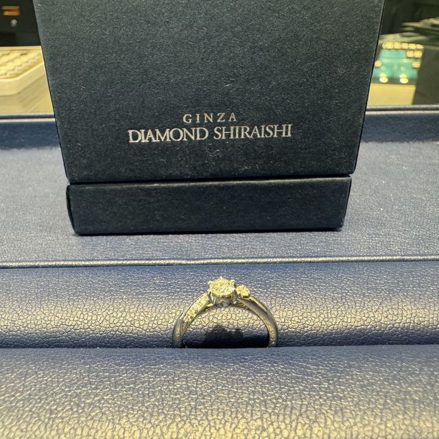 【銀座ダイヤモンドシライシの口コミ】 デザインが非対称で可愛らしいです。選ぶ時パートナーの意見を聞いて選ん…