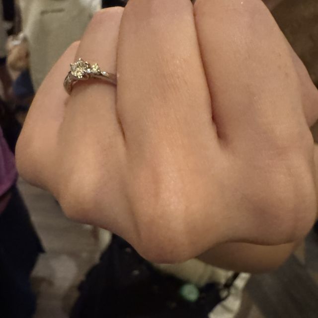 【銀座ダイヤモンドシライシの口コミ】 デザインが非対称で可愛らしいです。選ぶ時パートナーの意見を聞いて選ん…