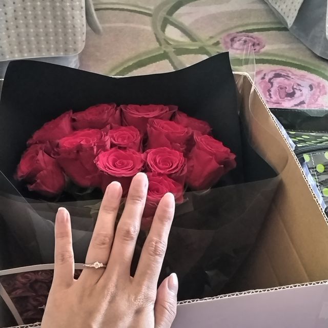 【銀座ダイヤモンドシライシの口コミ】 指輪のデザインがまず可愛くて
何度見ても見とれちゃいます。
ブライトボ…