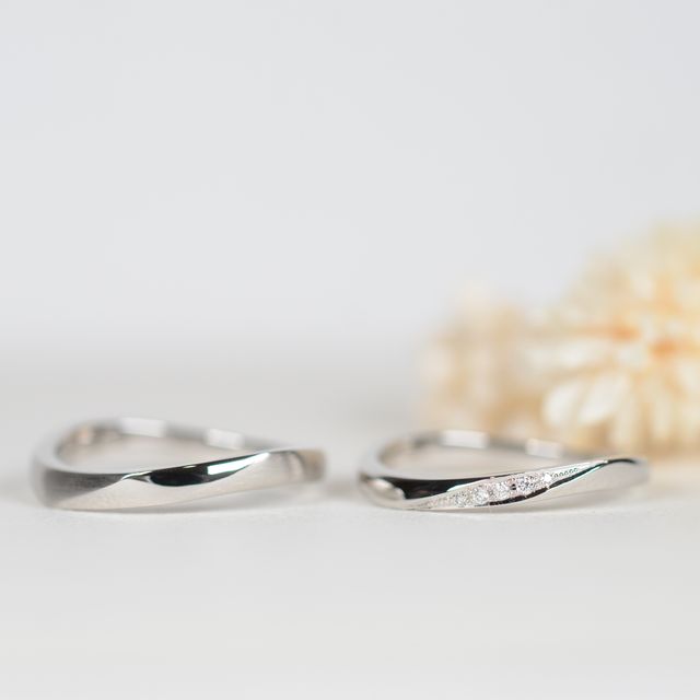 【CRAFY(クラフィ)の口コミ】 プラチナで、ウェイブしたベースの形にひねりを加えたデザインです。横の…