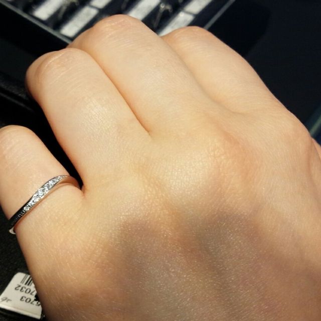 【エクセルコダイヤモンド(EXELCO DIAMOND)の口コミ】 指が太めなので指が細く見えるデザインを探していたところ、ウェーブデザ…