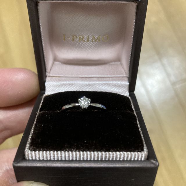 【アイプリモ(I-PRIMO)の口コミ】 プロポーズ用に購入した指輪で、ダイヤモンドがついた
シンプルなデザイン…
