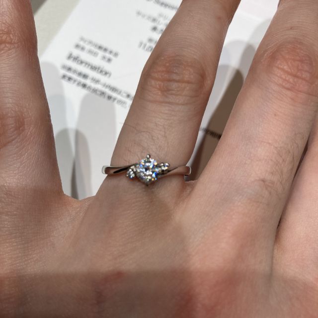 【アイプリモ(I-PRIMO)の口コミ】 指輪の形がウェーブになっているので指が長く見えます！！ダイヤモンドも…