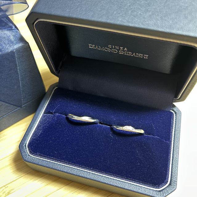 【銀座ダイヤモンドシライシの口コミ】 新作デザインでペアリングです！
中央にデザインあるのが特徴でとても美し…