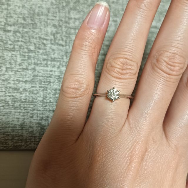 【Foulason(フレゾン)の口コミ】 カラット、カラーなどお店の方と相談して決めました。購入し、着けてみる…