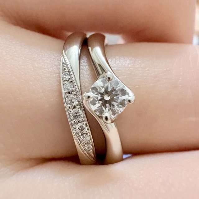 【TANZO.(鍛造指輪)の口コミ】 結婚指輪と婚約指輪の重ね着けがぴったりで、指先が一気に華やかになりま…