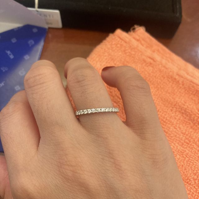 【TRECENTI(トレセンテ)の口コミ】 とても綺麗なハーフエタニティリングでした。細身のラインとまっすぐなラ…