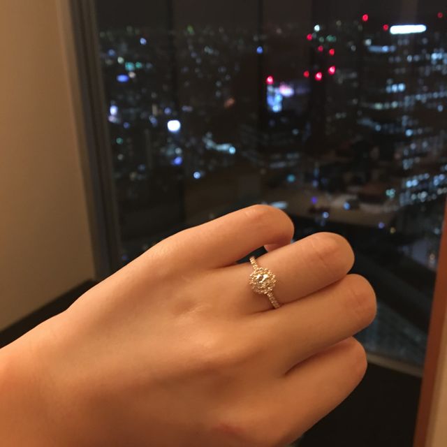 【Joie de treat.(ジョア・ドゥ・トリート)の口コミ】 華奢なリングに大きいダイヤのエンゲージリングが、日本人の指によく似合…