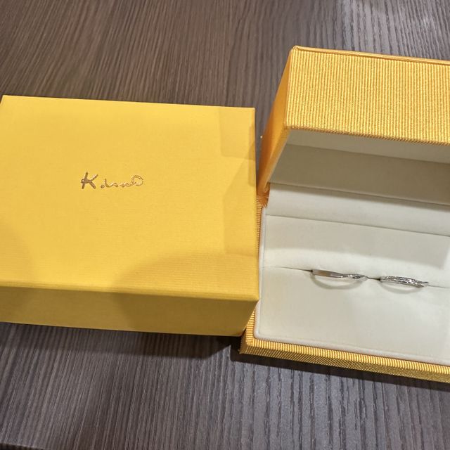 【ケイウノ ブライダル(K.UNO BRIDAL)の口コミ】 シンプルだがとても可愛らしいデザイン。
男性でも指にフィットする感じが…