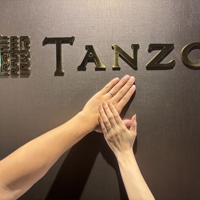 【TANZO.(鍛造指輪)の口コミ】 指輪はシンプルなデザインでお互いの指輪が同じデザインではないが、同じ…