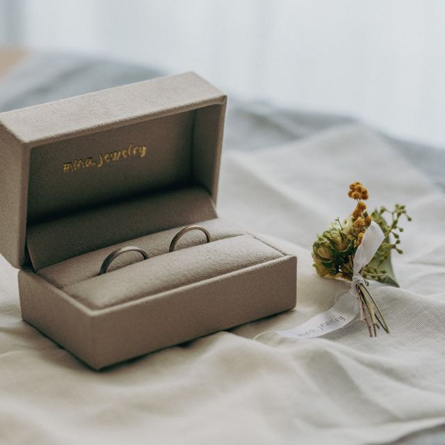 【mina.jewelry(ミナジュエリー)の口コミ】 新郎・新婦それぞれの好みに自分好みにデザインを決めていますが、多面で4…