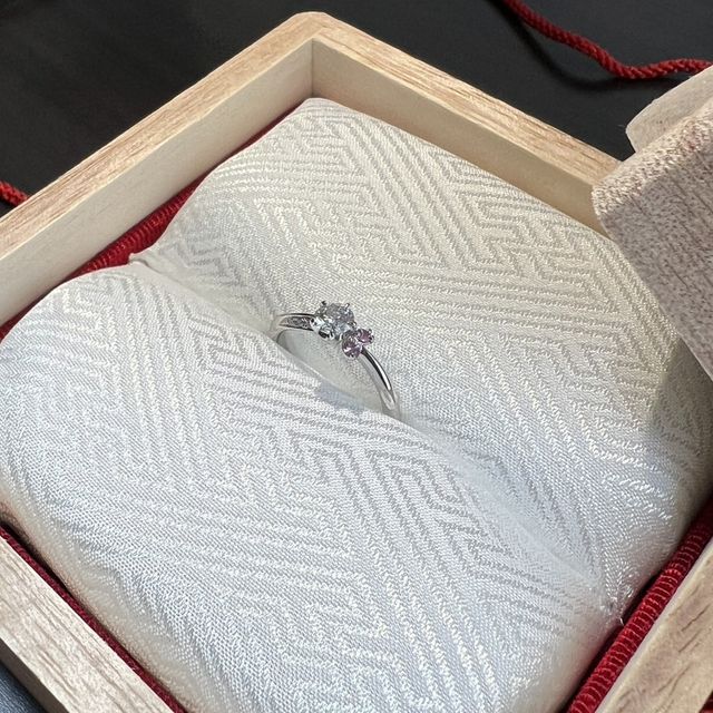 【TOMOE(トモエ)の口コミ】 指輪のデザインは、和のデザインで、桜のようなデザインになっています。…