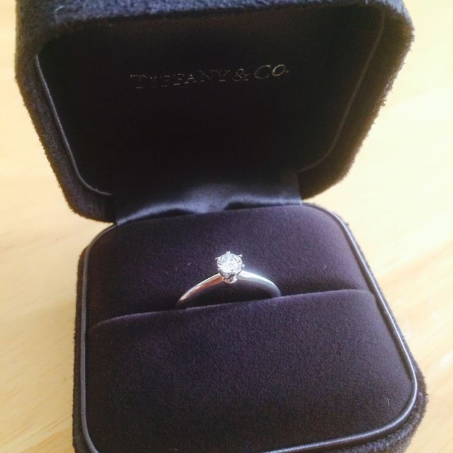 【ティファニー(Tiffany & Co.)の口コミ】 サプライズプロポーズでプレゼントされた指輪なので私が選んだわけではあ…
