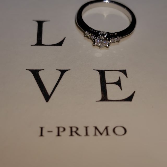 【アイプリモ(I-PRIMO)の口コミ】 真ん中のダイヤの左右にメレダイヤが2つずつ付いたデザインで特別感があり…