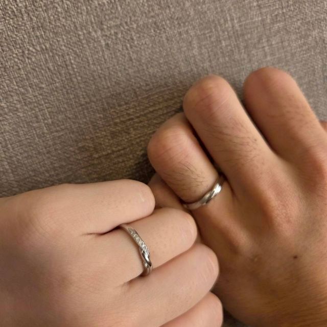 【銀座ダイヤモンドシライシの口コミ】 自分の手の形に合った形になっです。ウェーブが少しかかっており、ウェッ…