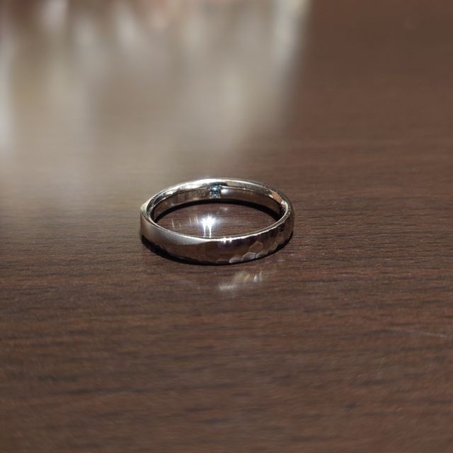 【TANZO.(鍛造指輪)の口コミ】 全体をつちのめ加工していただき、正面は斜めにマット加工を施していただ…
