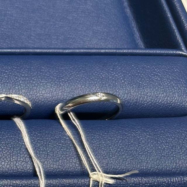 【銀座ダイヤモンドシライシの口コミ】 シンプル王道な甲丸のストレートで真ん中に一石ダイヤモンドのため、いつ…