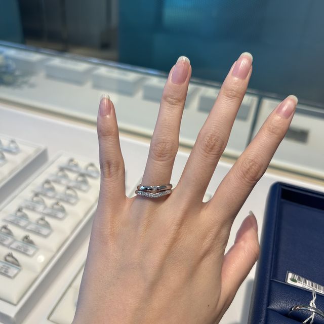 【銀座ダイヤモンドシライシの口コミ】 埋め込みダイヤモンドではなく、真ん中に一石挟み込まれる形のデザインを…