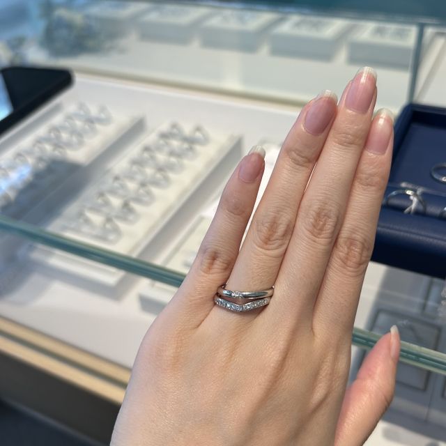 【銀座ダイヤモンドシライシの口コミ】 シンプルな甲丸ストレートに真ん中ダイヤモンドのデザインですが、埋め込…