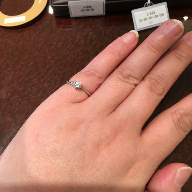 【JEWELRY  KAMATA(ジュエリーかまた)の口コミ】 リング部分が斜めになっていて指が細く見える作りになっているみたいです…