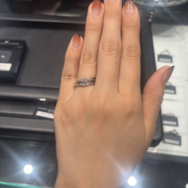 【ラザール ダイヤモンド(LAZARE DIAMOND)の口コミ】 着け心地が良く、飽きずに長く使うことのできるシンプルなデザインなとこ…