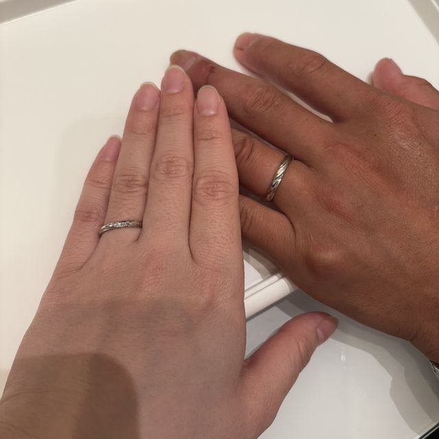 【Disney The Little Mermaid（ディズニー リトル・マーメイド）の口コミ】 リトル・マーメイドをモチーフにした結婚指輪で、シンプルながらも斜めの…