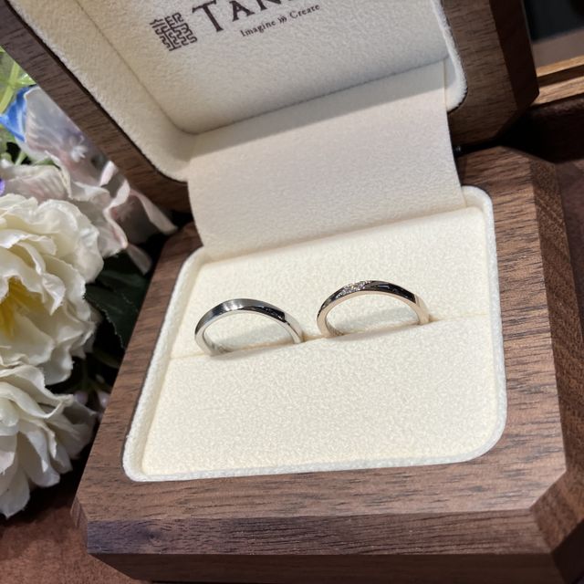 【TANZO.(鍛造指輪)の口コミ】 2人とも手に馴染みやすいS字ウェーブとメリハリの出る面取り加工に加え、…