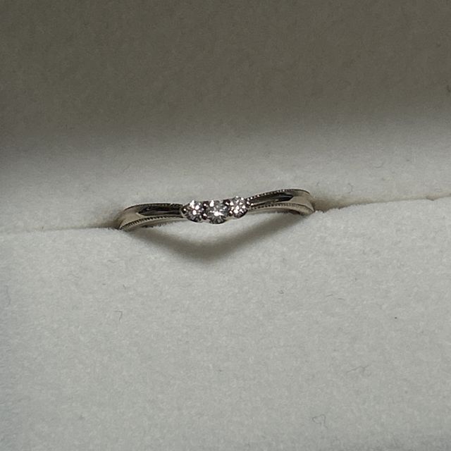 【JEWELRY STUDIO Advance(ジュエリースタジオアドバンス)の口コミ】 ダイヤ3石のシンプルなデザインですが特別感もあります。緩やかな曲線がと…