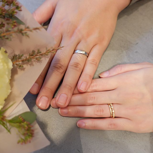 【Cayof(カヨフ)の口コミ】 お互いの指の形に合わせて、指輪の幅の太さ、表面の加工方法までこだわり…