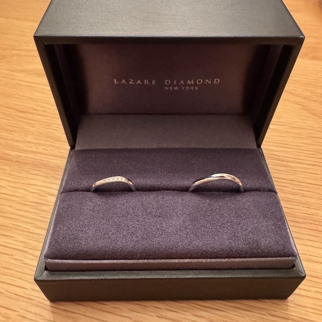 【ラザール ダイヤモンド(LAZARE DIAMOND)の口コミ】 ゆるいウェーブで指に馴染みやすく、ストレートではないのでおしゃれに普…