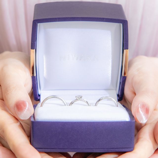 【俄(にわか)の口コミ】 シンプルで洗練されたデザインです。
ダイヤが平面的ではなく、立体的に配…