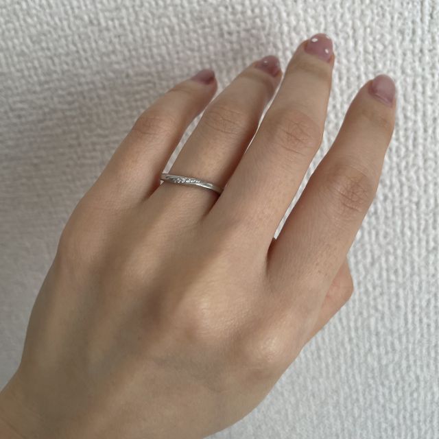 【俄(にわか)の口コミ】 シンプルで洗練されたデザインです。
ダイヤが平面的ではなく、立体的に配…