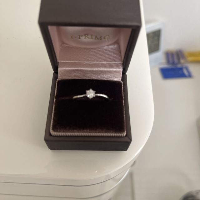 【アイプリモ(I-PRIMO)の口コミ】 普段使いしやすい婚約指輪でとても付け心地が良いです。
また、結婚指輪と…