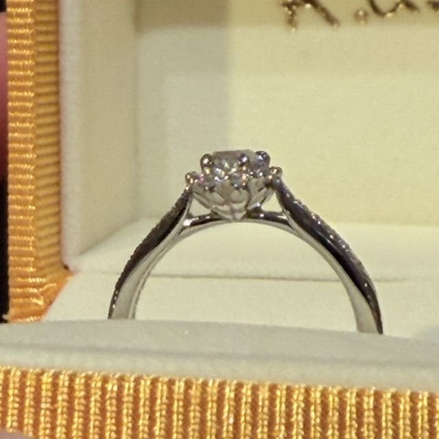 【ケイウノ ブライダル(K.UNO BRIDAL)の口コミ】 祖母の遺産のダイヤのリング。
私の指にはサイズが合わず、またデザインも…